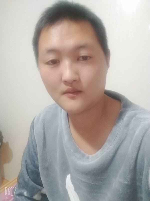 烟圈里透着伤的第一张照片--唐山相亲服务中心